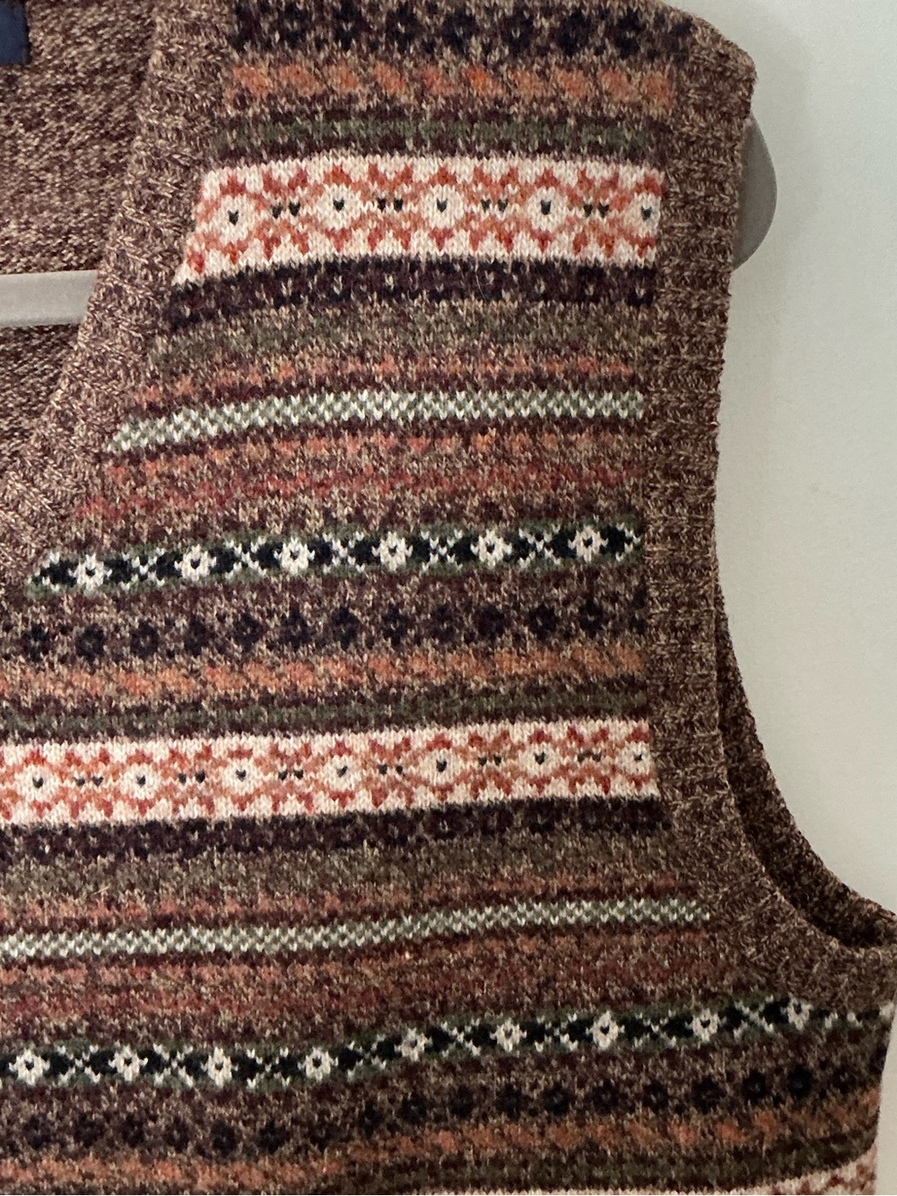 Lands' End Men's Brown Fair Isle V-Neck Wool Sweater Vest - Picture 4 of 5